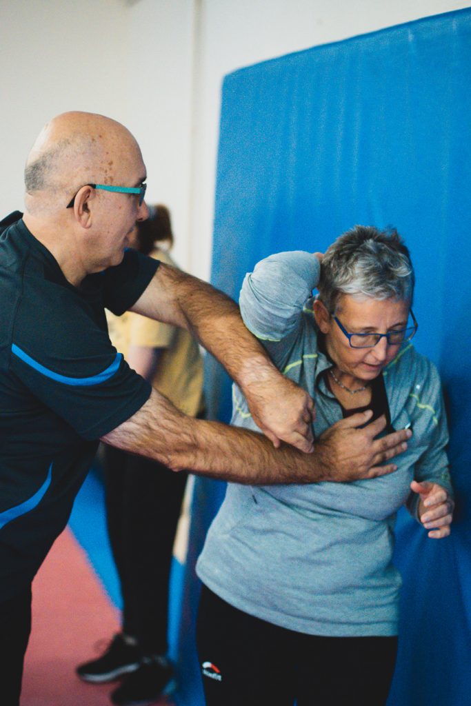 Seniorin verteidigt erfolgreich sich gegen einen Würgeangriff