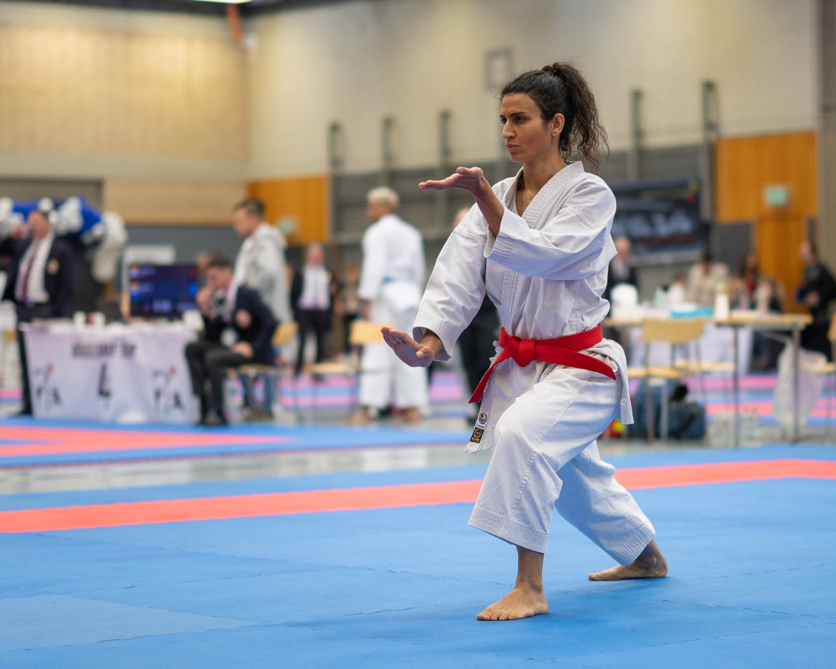 Athletin läuft die Karate Kata Enpi auf einem Turnier