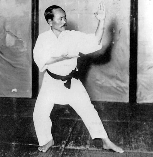 Gichin Funakoshi beim Karatetraining